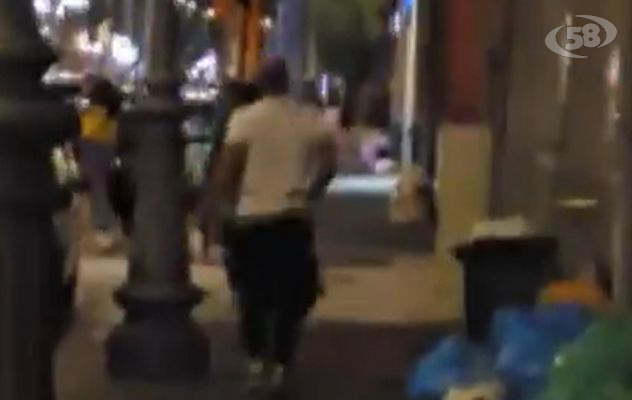 A Salerno De Luca dichiara guerra agli incivili e rovistatori dell'indifferenziata. Task force in città/VIDEO