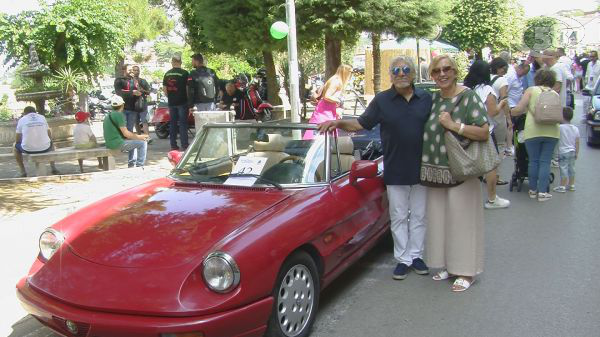 Irpinia Tour, a Villanova successo per la terza edizione: in mostra auto storiche, moto d'epoca e supercar