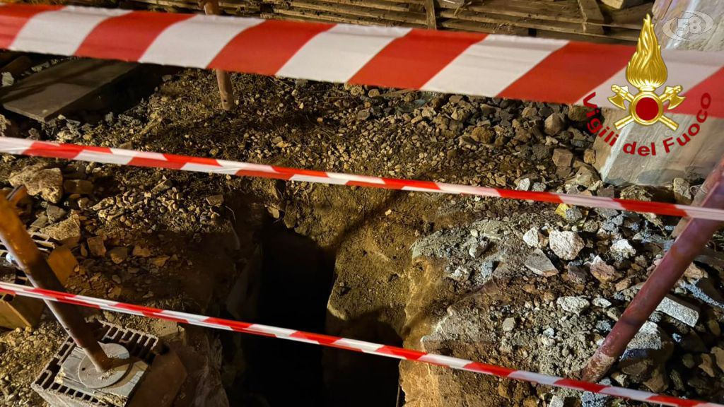 Paura nella notte, 38enne resta incastrato nel tombino: salvato dai Vigili del Fuoco/VIDEO