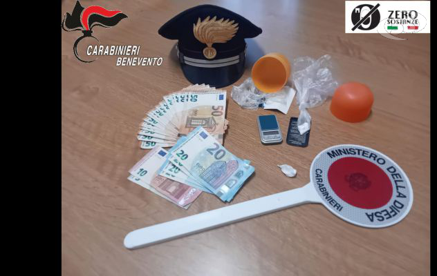 Controlli anti droga a casa di un 47enne, scovata cocaina nascosta nella lavatrice