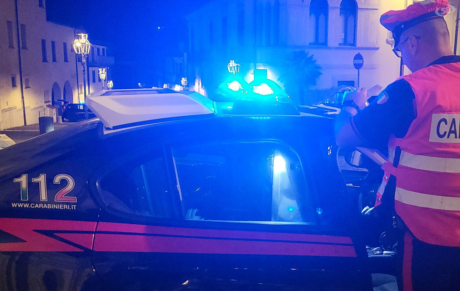 Sfonda la porta di casa per aggredire il compagno della ex
