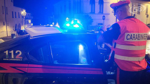 Sfonda la porta di casa per aggredire il compagno della ex