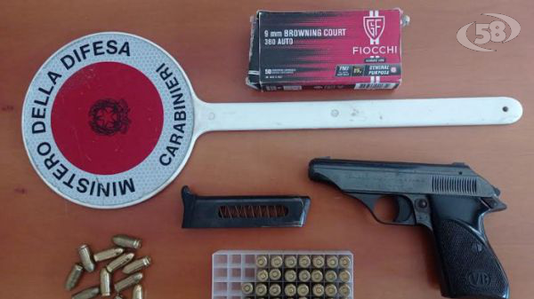 In casa con una pistola rubata e 50 munizioni: donna 51enne arrestata dai Carabinieri