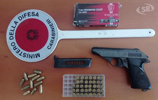In casa con una pistola rubata e 50 munizioni: donna 51enne arrestata dai Carabinieri