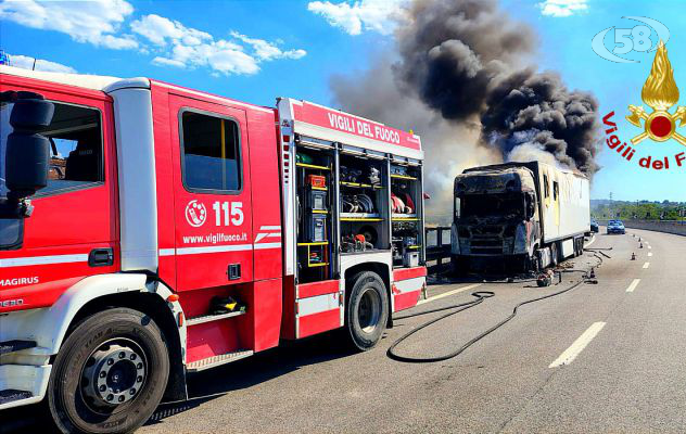 Paura a Grottaminarda, tir avvolto dalle fiamme
