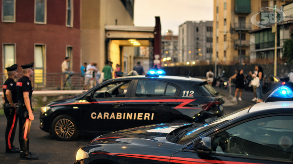 Corsa contro il tempo, bloccata nel traffico sta per partorire: i Carabinieri soccorrono la donna