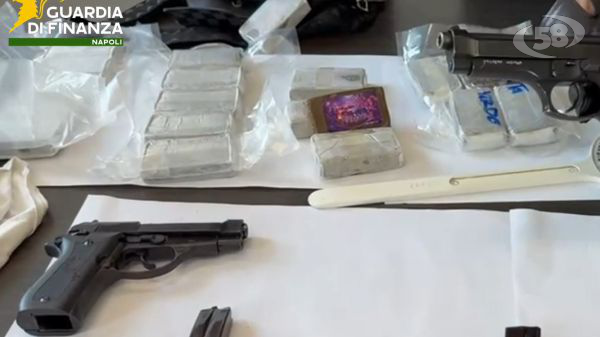 Blitz della Finanza di Napoli, sequestrati 2 chili di droga e tre pistole con matricola abrasa. Un arresto/VIDEO