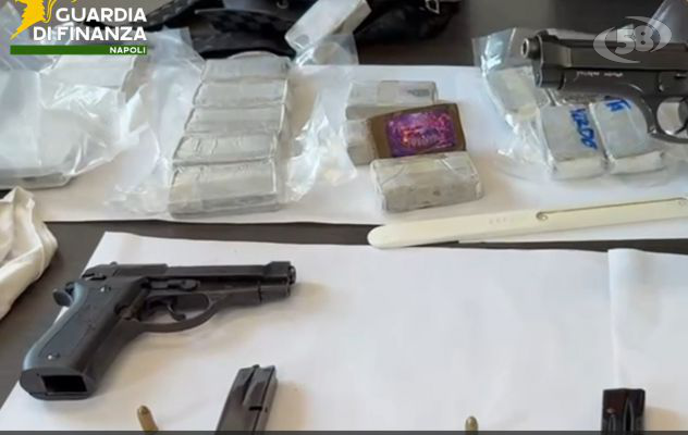 Blitz della Finanza di Napoli, sequestrati 2 chili di droga e tre pistole con matricola abrasa. Un arresto/VIDEO
