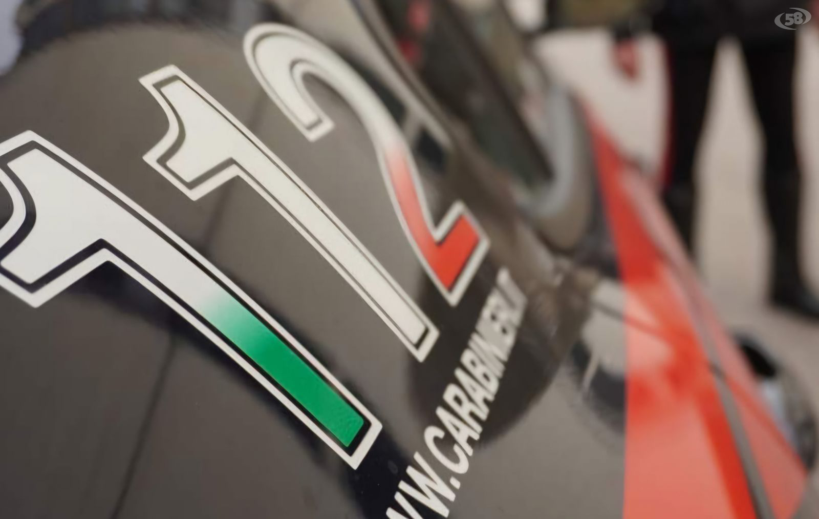In auto con un coltello a scatto di oltre 30 centimetri: 20enne denunciato dai Carabinieri