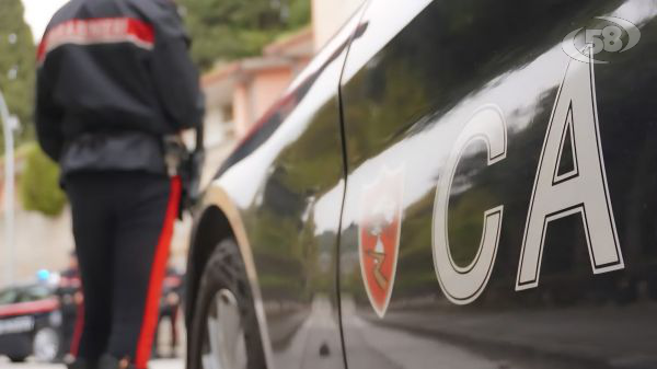 Si barrica in casa dopo aver esploso un colpo di pistola