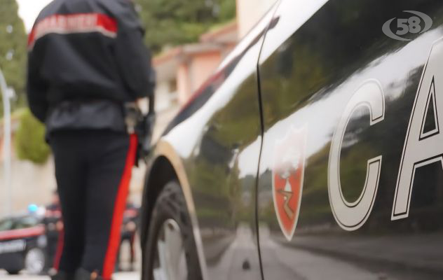 Si barrica in casa dopo aver esploso un colpo di pistola