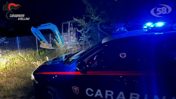 Furto di un escavatore sventato, ladri in fuga alla vista dei Carabinieri