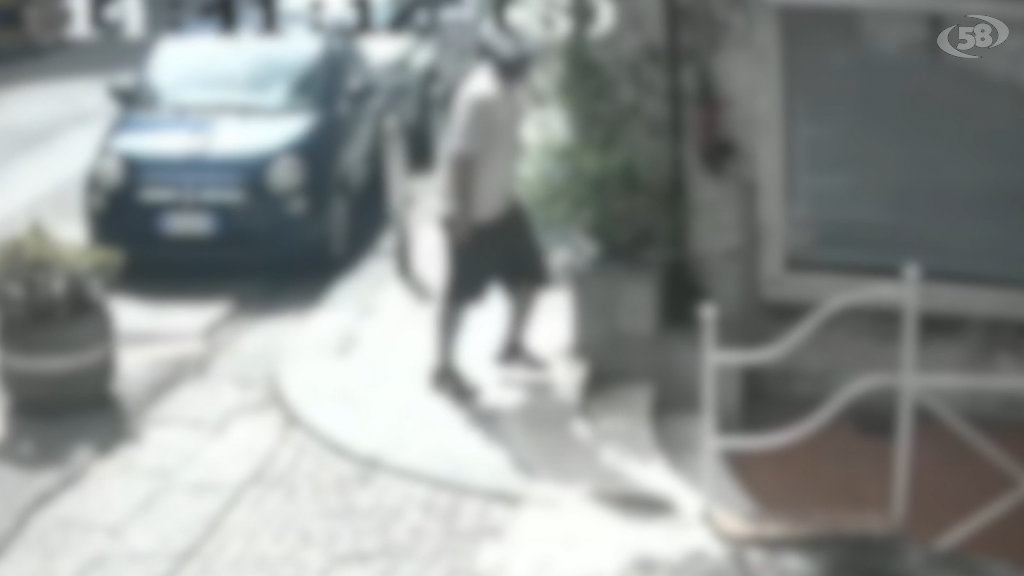 Si apposta davanti al garage, poi strappa la borsa ad una donna e scappa. Immortalato dalle telecamere. Preso dai Carabinieri/IL VIDEO