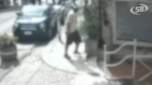 Si apposta davanti al garage, poi strappa la borsa ad una donna e scappa. Immortalato dalle telecamere. Preso dai Carabinieri/IL VIDEO