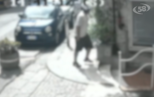 Si apposta davanti al garage, poi strappa la borsa ad una donna e scappa. Immortalato dalle telecamere. Preso dai Carabinieri/IL VIDEO