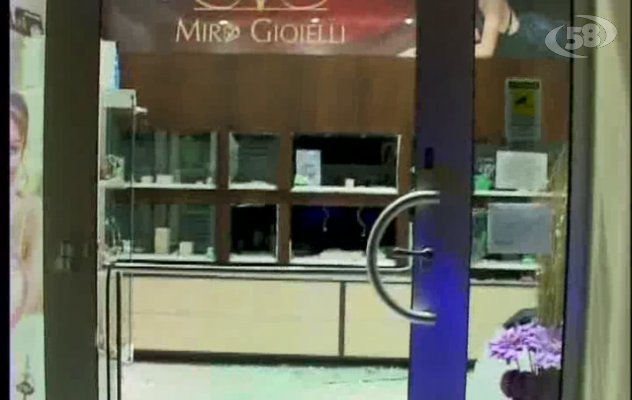 Furto al Mirò, ore contate per la banda degli incappucciati: pista rumena