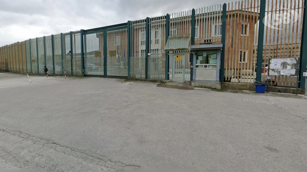 Tensione in carcere, ispettore colpito e principio d’incendio