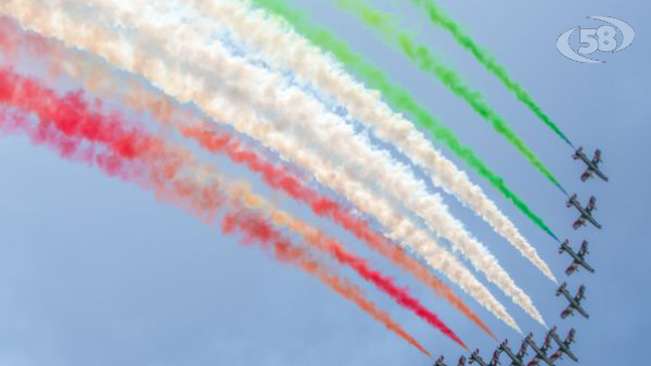 A Salerno lo spettacolo delle Frecce Tricolori. De Luca: "Affetto e gratitudine all'Aeronautica Militare"/VIDEO