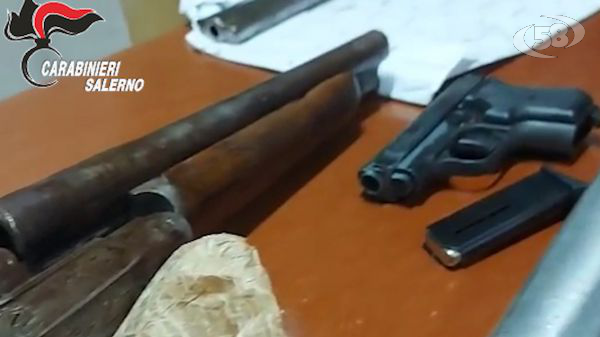 Fabbricava materie esplodenti e deteneva armi, munizioni, caricatori e droga: arrestato 26enne/VIDEO
