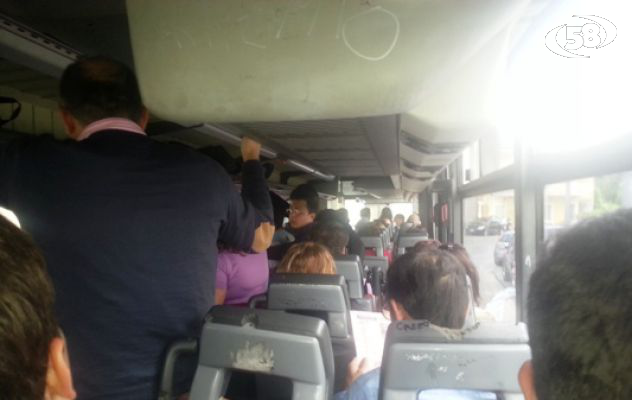 Grotta, autobus sovraffollato: i viaggiatori chiamano la Polizia. La replica dell'Air: colpa della Provincia