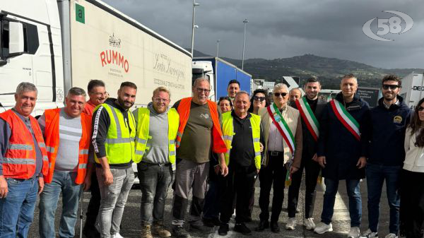 Protesta autotrasportatori, i sindaci al casello di Castel del Lago per solidarizzare con i manifestanti