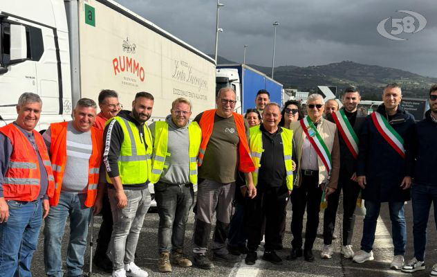 Protesta autotrasportatori, i sindaci al casello di Castel del Lago per solidarizzare con i manifestanti