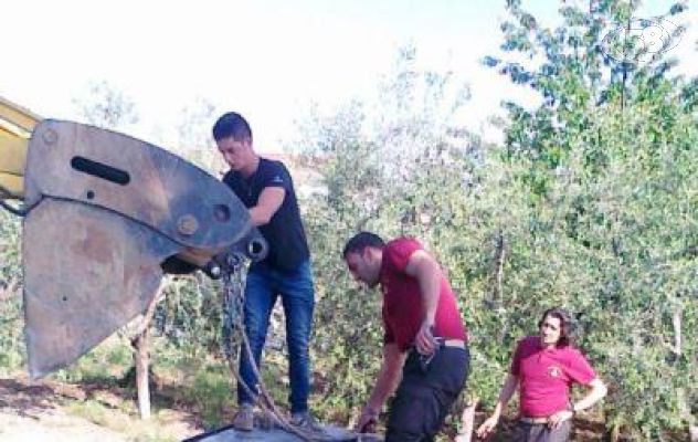 Sturno, auto in fiamme di fronte al Cimitero. Pronto l'intervento dei Caschi rossi