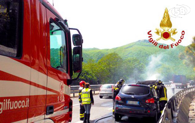 Monteforte, fiamme dal motore di un'auto lungo la A16. Tanto spavento per l'autista