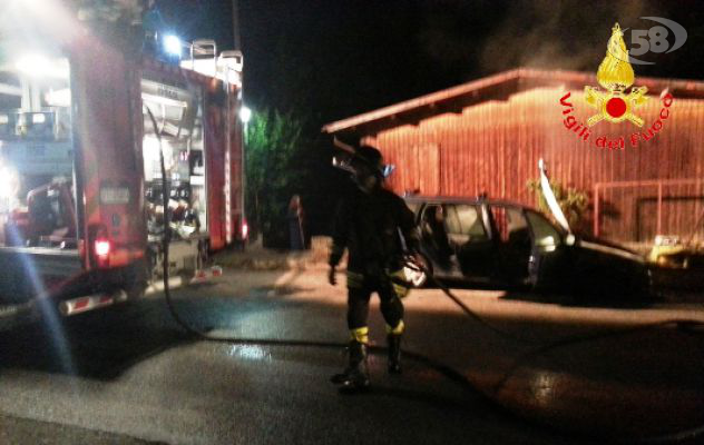 Doppio intervento dei Vigili del Fuoco durante la notte: a fuoco due auto