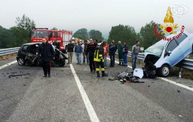 Ofantina maledetta: nuovo scontro frontale. Due giovani in ospedale