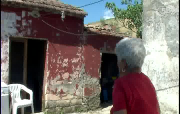 Ariano, dopo lo sfratto torna nella casa pericolante: ''A 84 anni è qui che voglio morire''