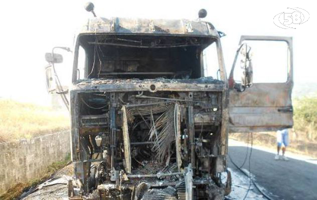 Ariano, tir in fiamme. Autista vivo per miracolo/VIDEO