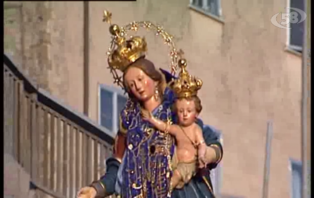 Madonna del Carmelo, fedeli in processione sul Tricolle/VIDEO