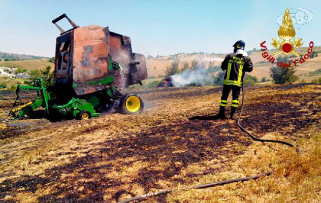 Zungoli, mezzi agricoli e sterpaglie in fiamme: operai salvi