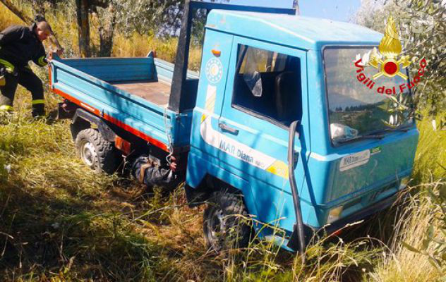 Ariano, si ribalta il mezzo agricolo: due coniugi vivi per miracolo. Trasportati al Frangipane