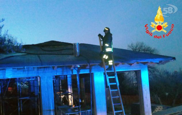 Forino, tetto di un'abitazione a fuoco durante la notte