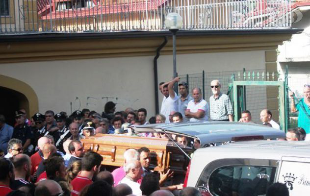 DA MONTEFORTE A POZZUOLI: IL LUNGO CORTEO DEI CARRI FUNEBRI/FOTO