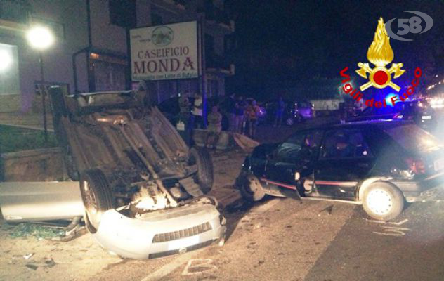 Monteforte, incidente in via Nazionale: auto si ribalta. In 4 ricoverati al Moscati