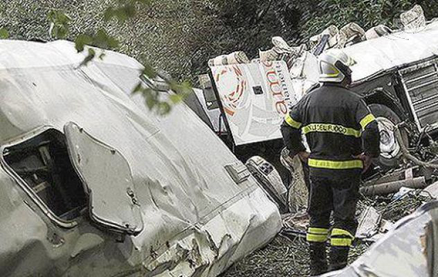 Strage A-16, indagato anche l'autista. Dal 27 periti a lavoro. Autostrade: ''Massima collaborazione''