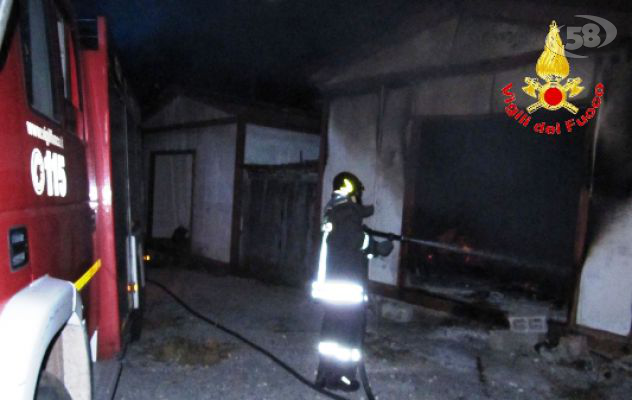 Fiamme in un negozio di Calabritto. Era un prefabbricato post sisma