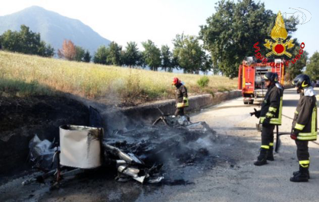 Nusco, roulotte a fuoco lungo la provinciale 58. Caschi Rossi a lavoro