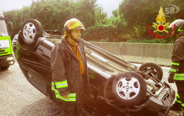 Incidente sulla Avellino-Salerno, l'auto sbanda e si ribalta