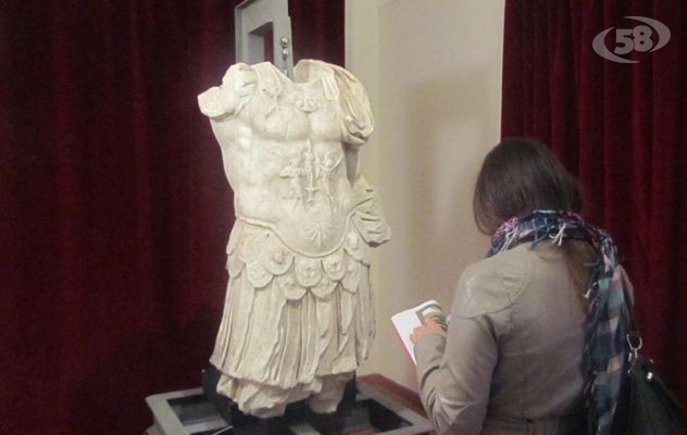 Mirabella, dopo le polemiche la ''statua dell'Imperatore'' torna a casa