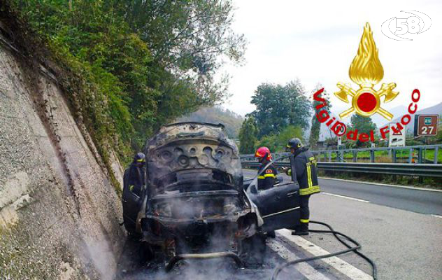 Monteforte, auto va a fuoco lungo la A16