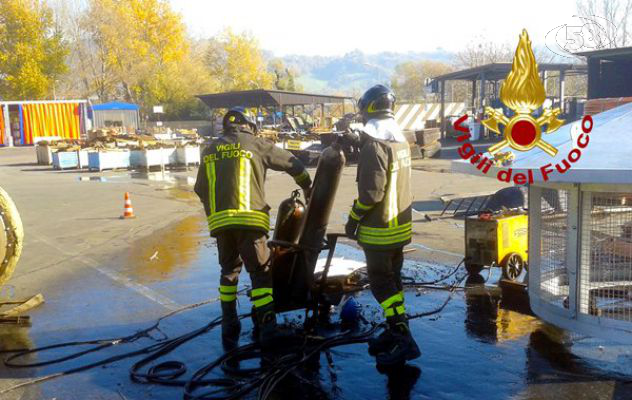 Bombole di gas in fiamme in un'azienda di Pianodardine