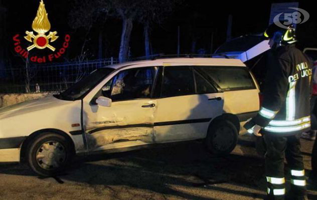 Bonito, scontro auto-furgone: uomo resta incastrato