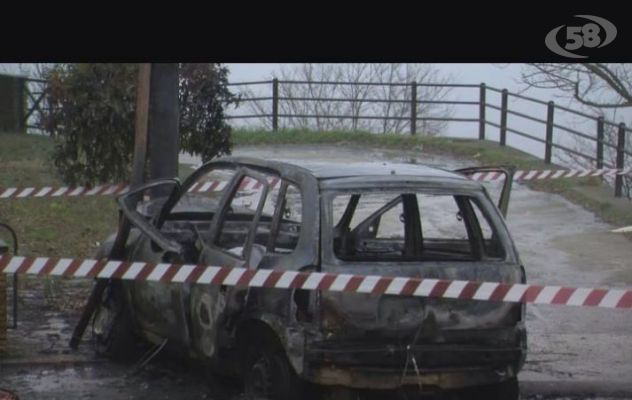 VIDEO/Muore carbonizzato nell'auto dopo lo schianto contro un palo: tragedia ad Ariano Irpino