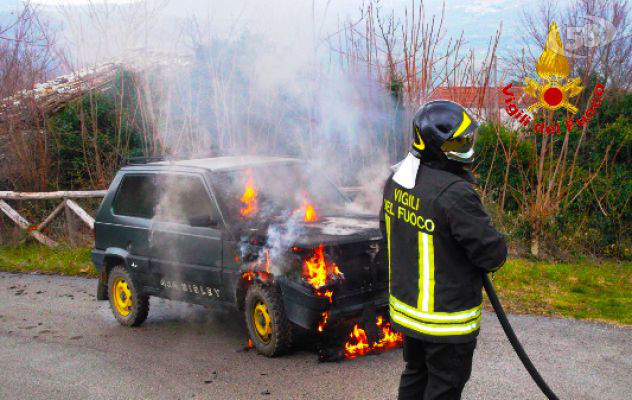 Auto in fiamme a Frigento. Salvo il conducente