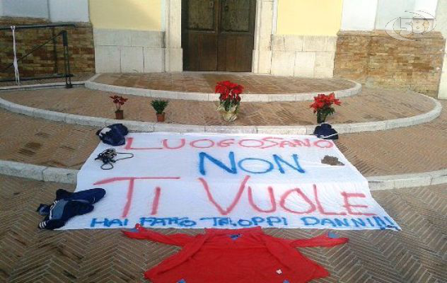 "Luogosano non ti vuole", cittadini contro Don Ciriaco: ''Fai solo danni''. E' polemica