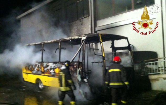 Torella, scuolabus in fiamme: è giallo